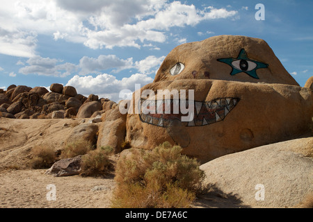 Un rocher peint (biotite monzogranite) dans les collines de l'Alabama à l'ouest de Lone Pine dans la vallée d'Owens, dans le comté d'Inyo, en Californie Banque D'Images