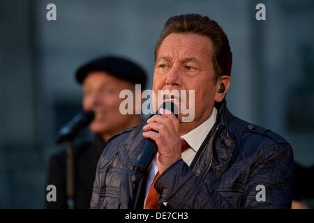 Munich, Allemagne. 12e Août, 2013. Folk singer Roland Kaiser chante à un événement de la campagne électorale du Parti Social-démocrate (SPD) pour l'État de Bavière à Munich, en Allemagne, les élections, le 12 septembre 2013. Photo : Peter Kneffel/dpa/Alamy Live News Banque D'Images