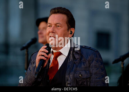 Munich, Allemagne. 12e Août, 2013. Folk singer Roland Kaiser chante à un événement de la campagne électorale du Parti Social-démocrate (SPD) pour l'État de Bavière à Munich, en Allemagne, les élections, le 12 septembre 2013. Photo : Peter Kneffel/dpa/Alamy Live News Banque D'Images