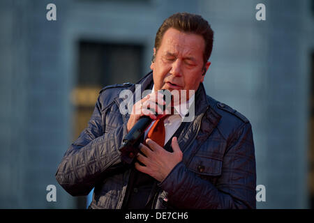 Munich, Allemagne. 12e Août, 2013. Folk singer Roland Kaiser chante à un événement de la campagne électorale du Parti Social-démocrate (SPD) pour l'État de Bavière à Munich, en Allemagne, les élections, le 12 septembre 2013. Photo : Peter Kneffel/dpa/Alamy Live News Banque D'Images