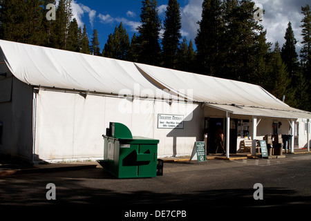 Prairies Tuolumne Grill. général dépanneur offrant divers objets avec un bureau de poste et d'un grill à Yosemite National Park Banque D'Images