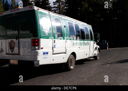 Une navette de bus hybrides de Yosemite en attente à un arrêt de bus dans les Prairies Tuolumne dans Yosemite National Park Banque D'Images