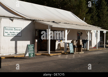 Général Tuolumne Meadows dépanneur offrant divers objets avec un bureau de poste et d'un grill à Yosemite National Park Banque D'Images