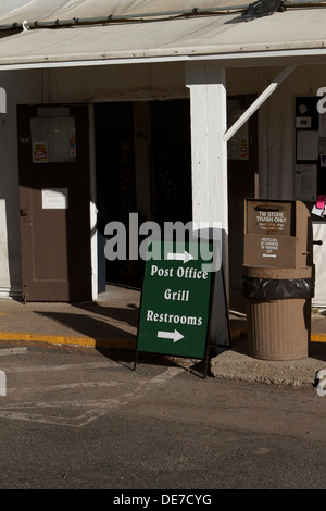 Général Tuolumne Meadows dépanneur offrant divers objets avec un bureau de poste et d'un grill à Yosemite National Park Banque D'Images