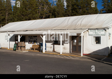 Général Tuolumne Meadows dépanneur offrant divers objets avec un bureau de poste et d'un grill à Yosemite National Park Banque D'Images