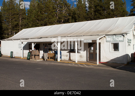 Général Tuolumne Meadows dépanneur offrant divers objets avec un bureau de poste et d'un grill à Yosemite National Park Banque D'Images