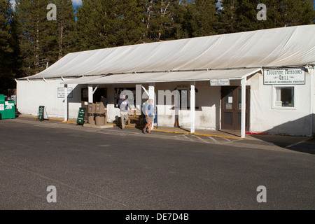 Général Tuolumne Meadows dépanneur offrant divers objets avec un bureau de poste et d'un grill à Yosemite National Park Banque D'Images