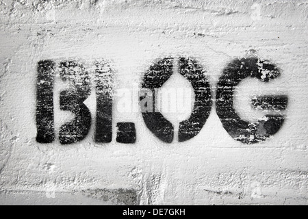 Imprimer pochoir patiné texturé de mot Blog sur le mur en brique blanche Banque D'Images