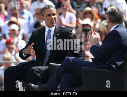 Berlin, Allemagne, le président américain Barack Obama et le Maire Klaus Wowereit à la porte de Brandebourg Banque D'Images