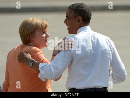 Berlin, Allemagne, le président américain Barack Obama après son discours avec la Chancelière allemande Angela Merkel Banque D'Images