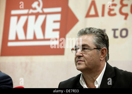 Thessalonique, Grèce. 13e Août, 2013. Conférence de presse par le Secrétaire Général du Parti communiste de Grèce Dimitri Koutsoumpa à l'occasion de la 78e TIF. Thessalonique, Grèce le 13 septembre 2013. Credit : Konstantinos Tsakalidis/Alamy Live News Banque D'Images