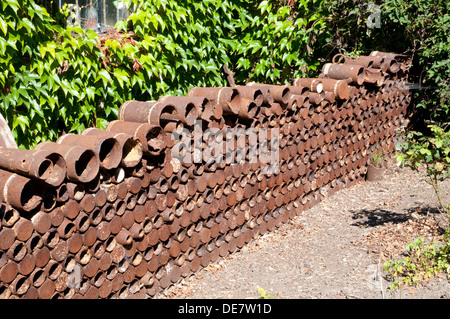 Pile de coquilles de rouille à partir de la Première Guerre mondiale dans les champs de la Somme, France Banque D'Images