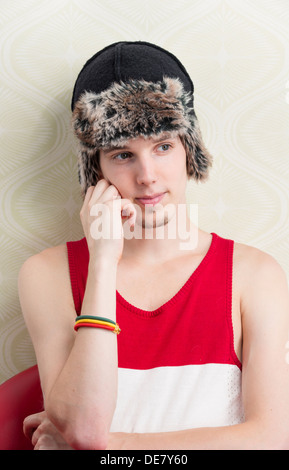 Portrait de vie de jeune homme sérieux avec winter hat and tank top Banque D'Images