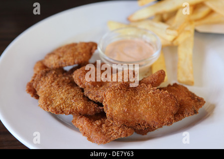 Nuggets de poulet pané frit avec des frites Banque D'Images