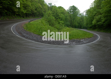 SWITCHBACK EN ÉPINGLE BEND ON RURAL ROAD WEST VIRGINIA USA BLACKWATER FALLS Banque D'Images