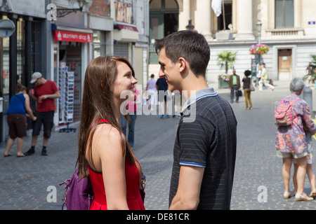 Young couple smiling at each other Banque D'Images