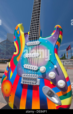 SCULPTURE STRATOCASTER TIME WARP (©P DOWNEY / P GONZALES 2012) ROCK AND ROLL HALL OF FAME (©I M PEI 1995) CLEVELAND OHIO USA Banque D'Images