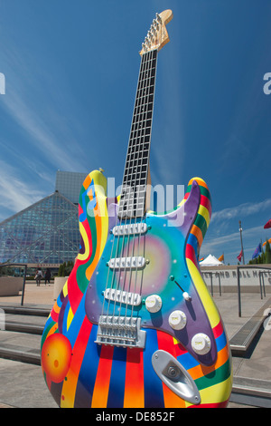 SCULPTURE STRATOCASTER TIME WARP (©P DOWNEY / P GONZALES 2012) ROCK AND ROLL HALL OF FAME (©I M PEI 1995) CLEVELAND OHIO USA Banque D'Images