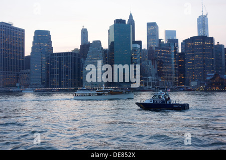 Bateau de NYPD sur East River Banque D'Images