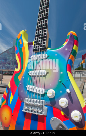 SCULPTURE STRATOCASTER TIME WARP (©P DOWNEY / P GONZALES 2012) ROCK AND ROLL HALL OF FAME (©I M PEI 1995) CLEVELAND OHIO USA Banque D'Images