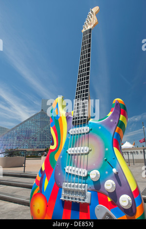 SCULPTURE STRATOCASTER TIME WARP (©P DOWNEY / P GONZALES 2012) ROCK AND ROLL HALL OF FAME (©I M PEI 1995) CLEVELAND OHIO USA Banque D'Images