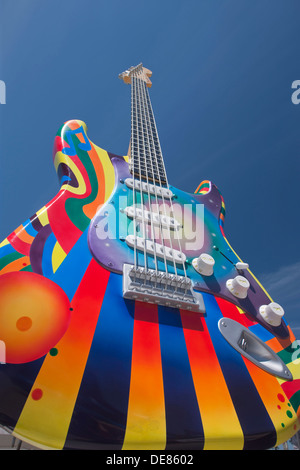 SCULPTURE STRATOCASTER TIME WARP (©PAT DOWNEY / DANIEL GONZALES 2012 ) ROCK AND ROLL HALL OF FAME DOWNTOWN CLEVELAND OHIO USA Banque D'Images