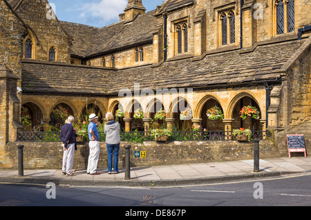 Les touristes en dehors de la hospices de Sherborne, Dorset, UK Banque D'Images