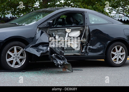 AUTOMOBILE GARÉE EN COLLISION (©HONDA CORP 2008) ENDOMMAGÉ PAR UNE COLLISION DE BALAYAGE LATÉRAL SUR UNE COURBE DE ROUTE Banque D'Images