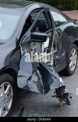 AUTOMOBILE GARÉE EN COLLISION (©HONDA CORP 2008) ENDOMMAGÉ PAR UNE COLLISION DE BALAYAGE LATÉRAL SUR UNE COURBE DE ROUTE Banque D'Images