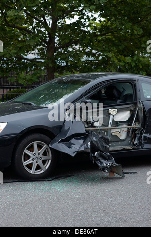 AUTOMOBILE GARÉE EN COLLISION (©HONDA CORP 2008) ENDOMMAGÉ PAR UNE COLLISION DE BALAYAGE LATÉRAL SUR UNE COURBE DE ROUTE Banque D'Images