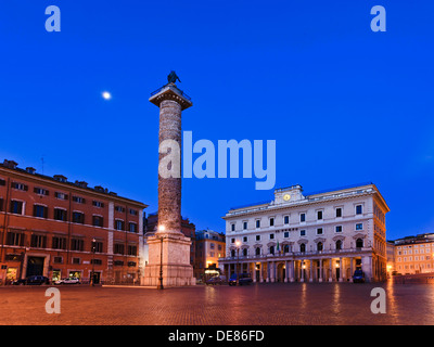 Italie Rome capitale carré avec colonne de marc-aurèle monument romain ancien palace au lever du soleil avec la pleine lune dans le ciel Banque D'Images