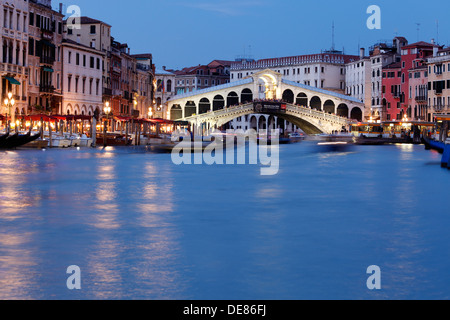 La nuit du Pont du Rialto, le Grand Canal, Venise, Italie, Ponte di Rialto Banque D'Images