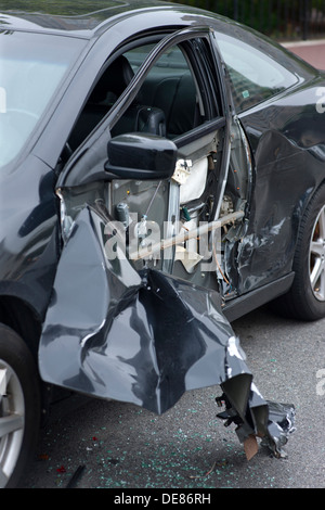 AUTOMOBILE GARÉE EN COLLISION (©HONDA CORP 2008) ENDOMMAGÉ PAR UNE COLLISION DE BALAYAGE LATÉRAL SUR UNE COURBE DE ROUTE Banque D'Images