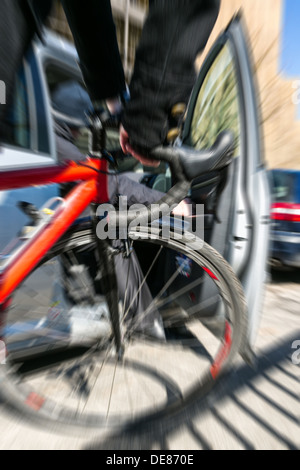 Berlin, Allemagne, les cyclistes se heurtent à une ouverture Autotuer Banque D'Images