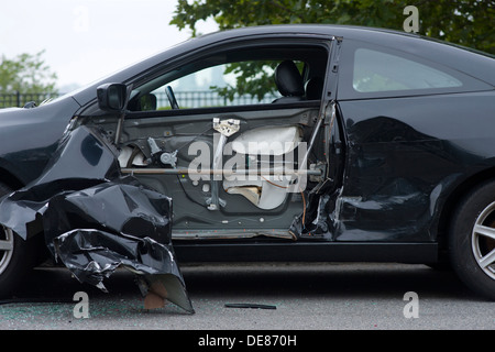 AUTOMOBILE GARÉE EN COLLISION (©HONDA CORP 2008) ENDOMMAGÉ PAR UNE COLLISION DE BALAYAGE LATÉRAL SUR UNE COURBE DE ROUTE Banque D'Images