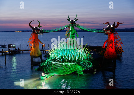 Autriche, Vorarlberg, Bregenz, dragons au Festival de Bregenz Banque D'Images