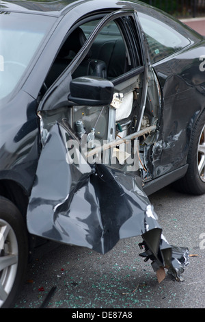 AUTOMOBILE GARÉE EN COLLISION (©HONDA CORP 2008) ENDOMMAGÉ PAR UNE COLLISION DE BALAYAGE LATÉRAL SUR UNE COURBE DE ROUTE Banque D'Images