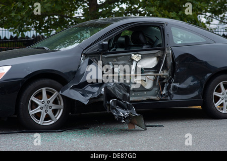 AUTOMOBILE GARÉE EN COLLISION (©HONDA CORP 2008) ENDOMMAGÉ PAR UNE COLLISION DE BALAYAGE LATÉRAL SUR UNE COURBE DE ROUTE Banque D'Images