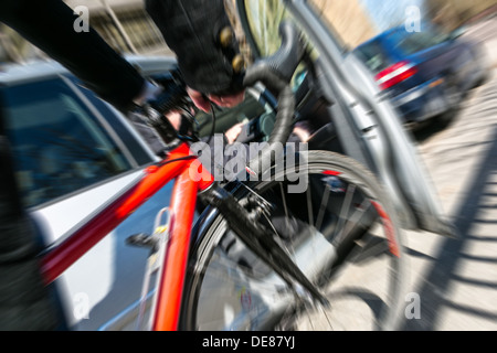 Berlin, Allemagne, les cyclistes se heurtent à une ouverture Autotuer Banque D'Images