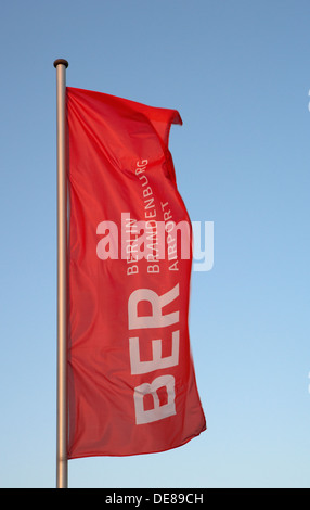 Schönefeld, Allemagne, drapeau rouge avec le logo BER Banque D'Images