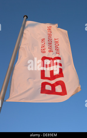 Schönefeld, Allemagne, le drapeau blanc avec le logo BER Banque D'Images