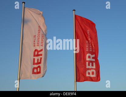 Schönefeld, Allemagne, drapeau rouge et blanc avec le logo BER Banque D'Images