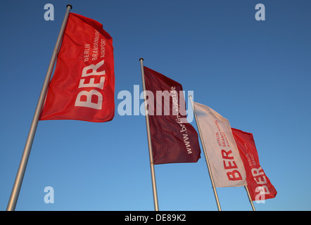 Schönefeld, Allemagne, drapeau rouge et blanc avec le logo BER Banque D'Images