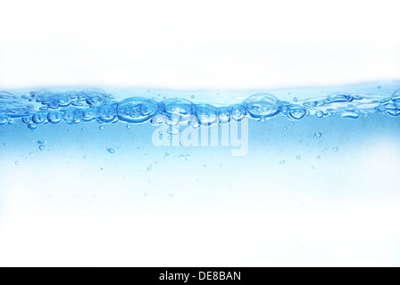 Les cloques d'air dans l'eau sur fond blanc Banque D'Images