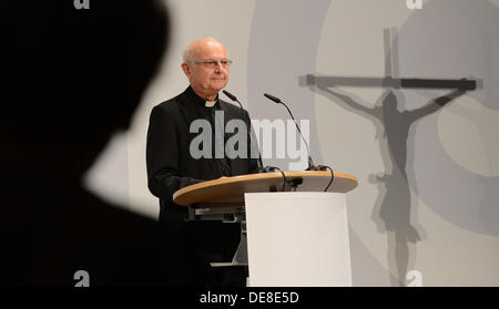 Président de la Conférence épiscopale allemande, Robert Zollitsch fait une déclaration de presse à Stuttgart, Allemagne, 13 septembre 2013. 300 participants prennent part au forum de discussion pour discuter de sujets tels que la façon dont la liturgie peut être modernisé. Photo : FRANZISKA KRAUFMANN Banque D'Images