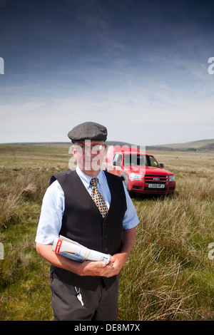 Facteur dans le Yorkshire Pennines , livrer le courrier à des fermes sur le dessus Banque D'Images