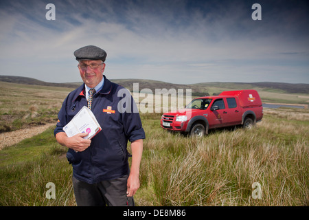 Facteur dans le Yorkshire Pennines , livrer le courrier à des fermes sur le dessus Banque D'Images