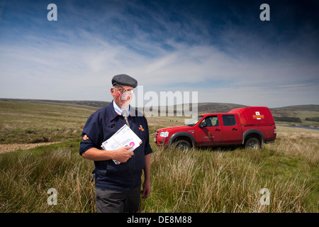 Facteur dans le Yorkshire Pennines , livrer le courrier à des fermes sur le dessus Banque D'Images