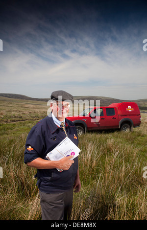 Facteur dans le Yorkshire Pennines , livrer le courrier à des fermes sur le dessus Banque D'Images