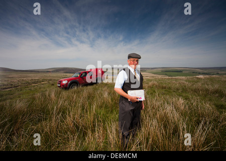 Facteur dans le Yorkshire Pennines , livrer le courrier à des fermes sur le dessus Banque D'Images